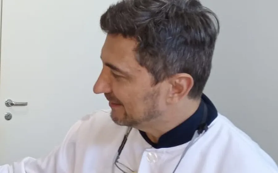 Dr. Rafael Pamplona no consultório
