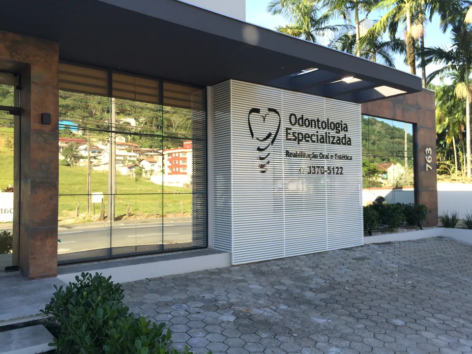 Fachada do consultório na Ilha da Figueira